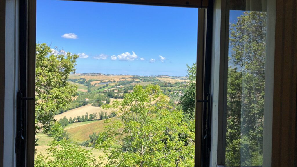 foto, vista panoramica dalla  finestra del bagnio.