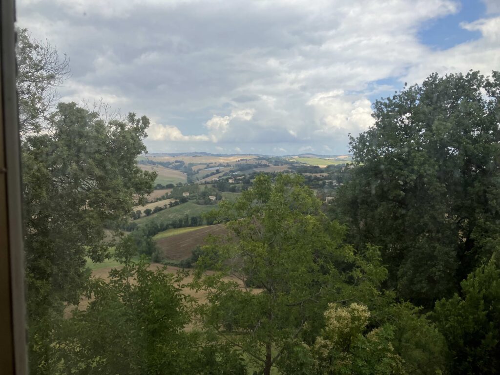 foto. vista panoramica sulle campagne dietro la casa, celo leggermente nuvoloso .
 